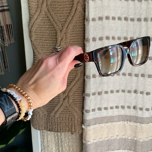☀️Tory Burch Sunnies•Tortoise Frames•Gold Tory Burch Logo☀️ - Picture 2 of 11